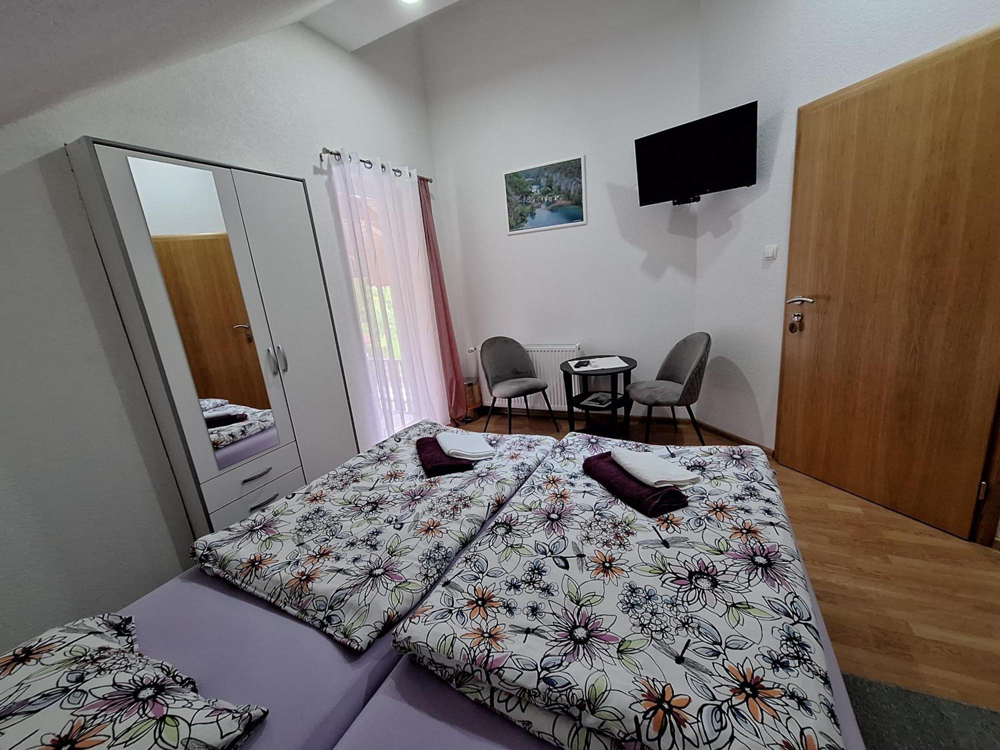 Guesthouse Miha Rakovica Exterior photo