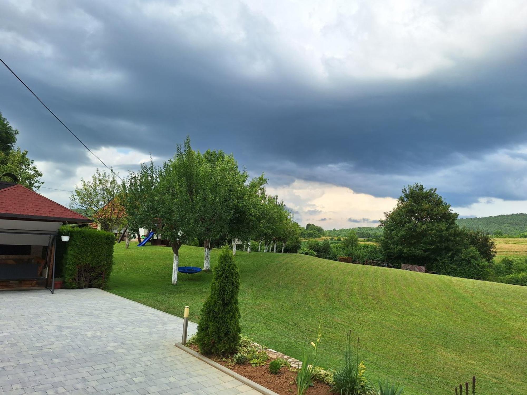Guesthouse Miha Rakovica Exterior photo